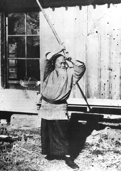 Bild Morihei Ueshiba mit Schwert